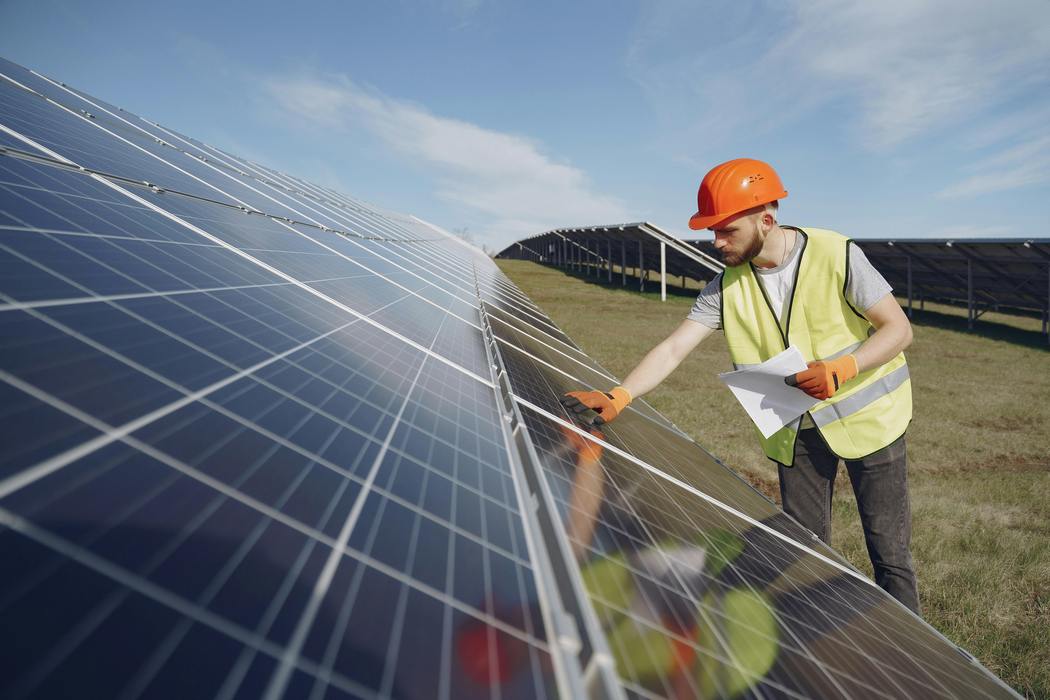 immagine operatore che verifica pannello solare